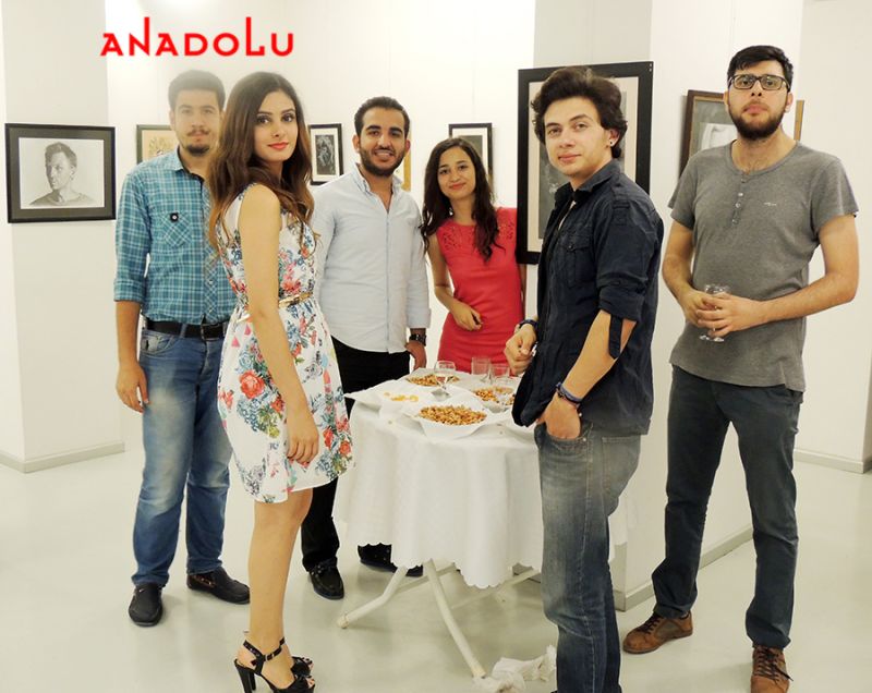 Çukurova'da Karakalem Resim Sergisinde Örnekler