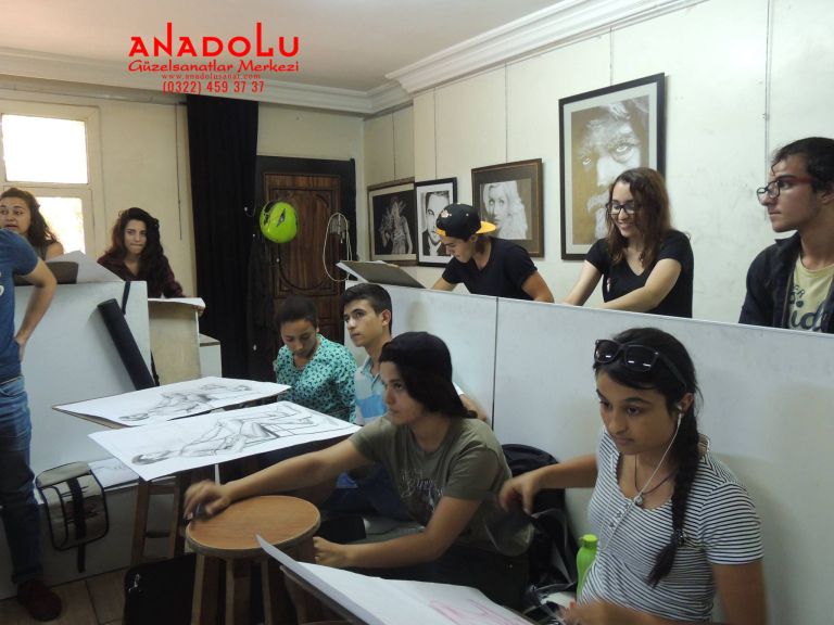 Güzel Sanatlar Öğrencileri Desen Çalışırken Çukurova