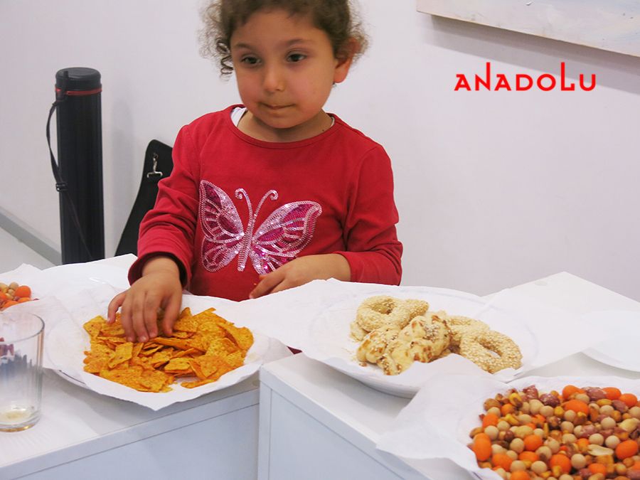 Resim Sergisinde Kokteyl Dalanlar Çukurova