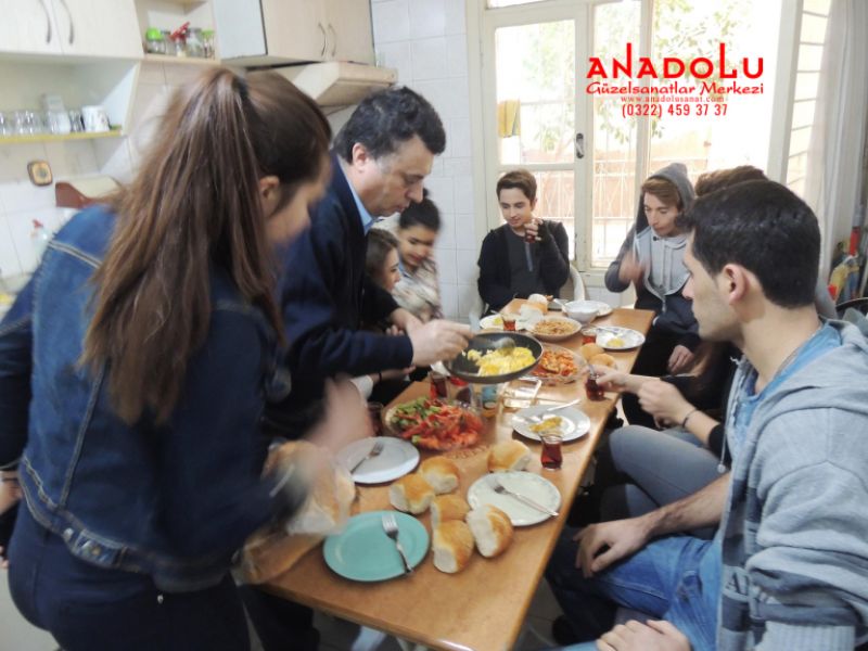 Anadolu Güzel Sanatlarda Kahvaltı Yaparken Çukurova