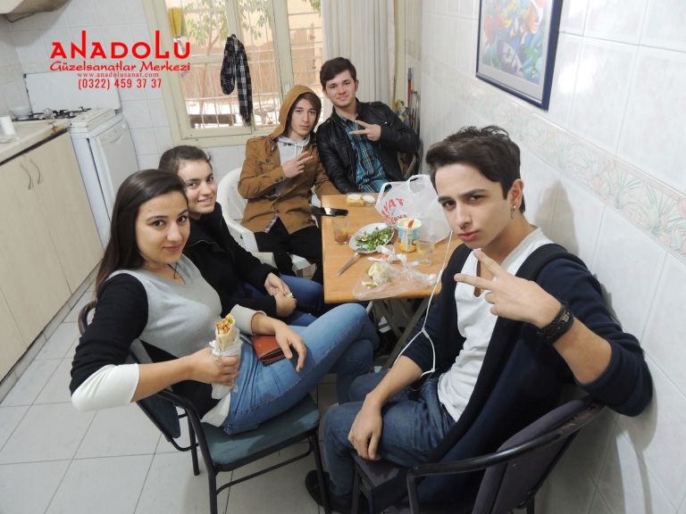 Güzel Sanatlar Öğrencisi Kantinde Oturuyorlar Çukurova