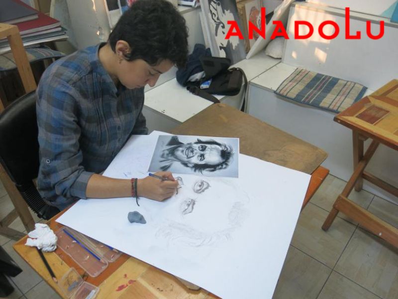 Hobi Grubu Karakalem Potresi Çalışan Kadın Çukurova